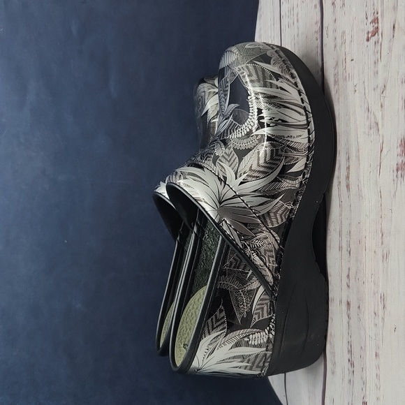 NEW Dansko XP 2.0 Metallic Silver Jungle Clogs Size 36 6 - Picture 2 of 10